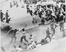 Open_battle_between_striking_teamsters_armed_with_pipes_and_the_police_in_the_streets_of_Minneapolis_06-1934_-_NARA_-_541925-700x553